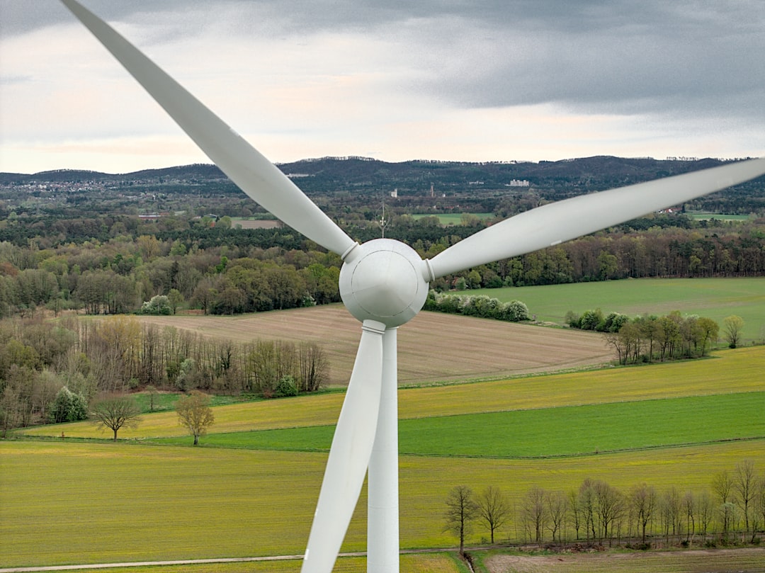 a-wind-turbine-in-the-middle-of-a-field-8dfkcstqp5g